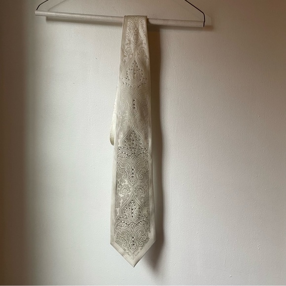 White rhinestone tie - Picture 1 of 6